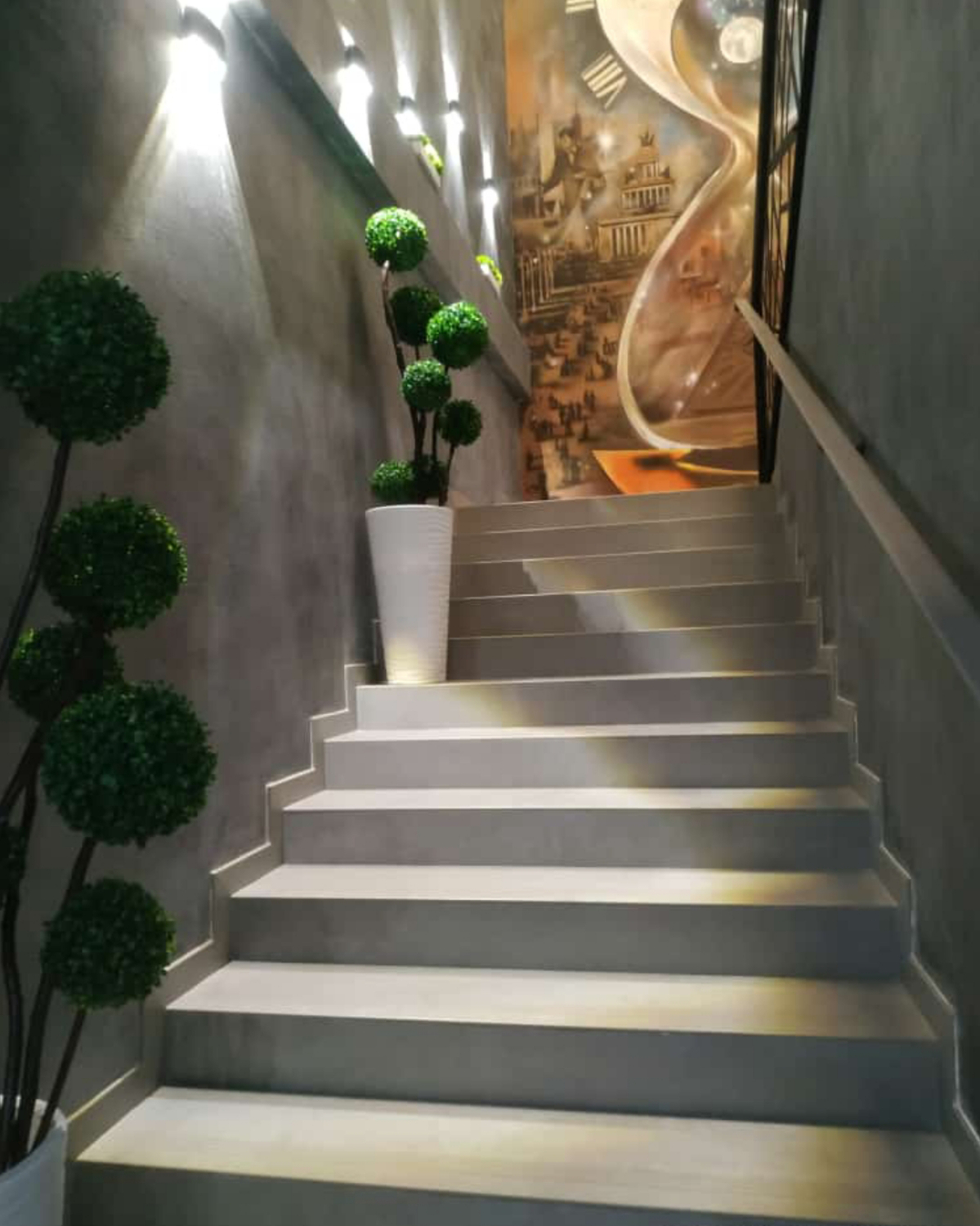 ступени однотонного цвета 